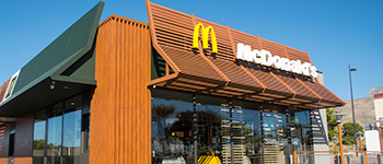 Mcdonalds épület kék égbolttal és logóval az épület tetején