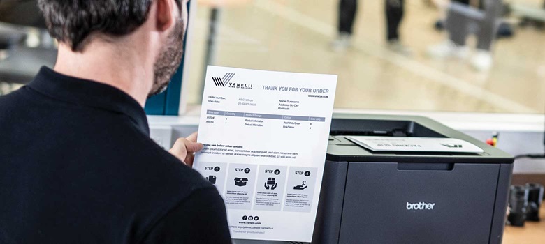 Férfi, visszáru jegyzőkönyvvel, nyomtató, ablak a nagykereskedésben