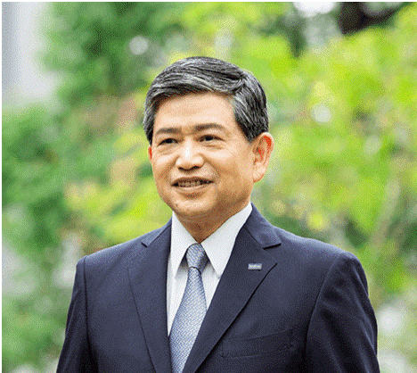 Ichiro Sasaki - A Japán Brother Industries Igazgatója és Elnöke - a fotón öltönyben és nyakkendőben, zöld háttér előtt látható 
