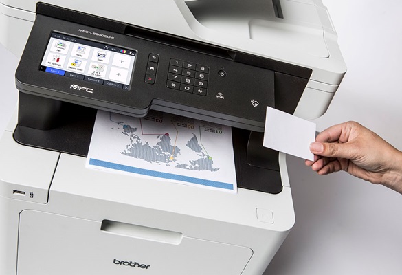 Brother MFC-L8900CDW multifunkciós színes lézernyomtatónál egy kéz NFC kártyát tart a biztonsági nyomtatásshoz