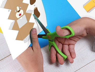 Személy kivág egy képet egy kutyáról a Creative Center-ről